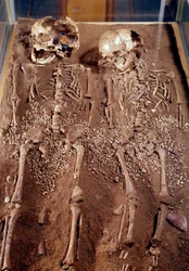 Prehistoria: Szkielety dwojga dzieci. 30000-25000 p.n.e. Z jaskini Grimaldi. Saint-Germain-en-Laye, Muzeum Archeologii Narodowej
