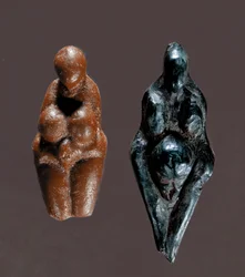 Prehistoria: „” Venus de Grimaldi”” Figurki bogiń z żółtego i zielonego steatytu pochodzące z górnego paleolitu. Ciemny. 6 cm Saint Germain en Laye, Muzeum Starożytności
