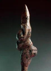 Prehistoria: Wenus z Savignano, antropomorficzna rzeźba kamienna znaleziona w 1925 roku w Savignano sul Panaro. Górny paleolit, epoka kamienia. Wysokość: 22 cm. Narodowe Muzeum Prehistoryczne i Etnograficzne im. Luigiego Pigoriniego (Muzeum Prehistorii i