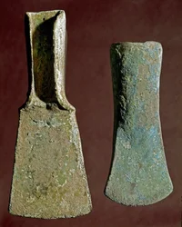 Prehistoria: siekiera i grot włóczni z krzemienia. Cywilizacja apenińska (lub włoska epoka brązu). 1400-1300 p.n.e. Perugia, Narodowe Muzeum Archeologiczne Umbrii