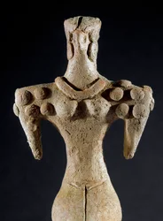 Prehistoria: gliniana statuetka przedstawiająca kobietę o kwadratowym ramieniu z centralnego Turkmenistanu (region Kara-Depe). 4000-3700 pne. Eneolityczny, epoka miedzi. Słońce. 18 cm Moskwa, Instytut Archeologii Rosyjskiej Akademii Nauk, Rosja