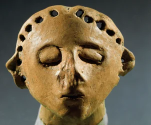 Prehistoria, kultura Cucuteni-Trypillia (Cucuteni Trypillia lub Tripolya): głowa glinianego posągu. 3000 pne Neolit, epoka kamienia. Kiszyniów (Kiszyniów), Historyczny Instytut Nauk Republiki Mołdawii