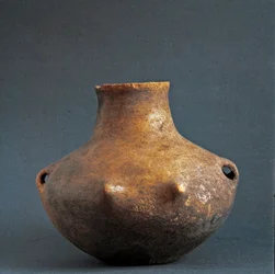 Prehistoria, kultura Rinaldone (Montefiascone): terakotowy wazon z nekropolii w Rinaldone. Epoka miedzi. Eneolit. 2200 p.n.e. Rzym, Narodowe Muzeum Prehistoryczne i Etnograficzne im. Luigiego Pigoriniego