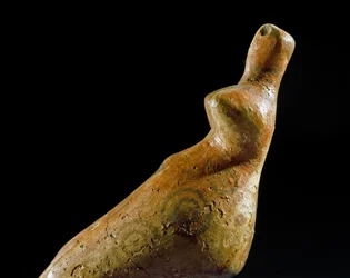 Prehistoria: kobieca gliniana statuetka ze stanowiska Jalangac Depe (południowy Turkmenistan). 4000-3500 pne Eneolityczny, epoka miedzi. Sankt Petersburg, Ermitaż, Rosja