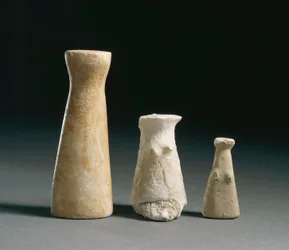 Prehistoria: kobiece idole ze stanowiska Los Millares (Almería). Hiszpania, Madryt, Narodowe Muzeum Archeologiczne.