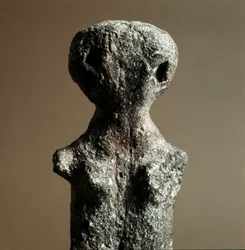 Prehistoria: kobiecy idol z terakoty z Nekropolii Arene Candide (Finale Liguria), Liguria. Środkowy neolit, epoka kamienia. Geny, liguryjskie muzeum archeologiczne