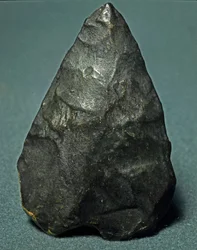 Prehistoria: krzemień migdałowaty biface. Dolny paleolit. Verone, Miejskie Muzeum Historii Naturalnej, Włochy