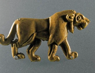 Prehistoria: statuetka lwa w złoconych listkach z grobowca kurganu z Maikopu (Kaukaz). 3000-2500 pne Eneolityczny, epoka miedzi. Sankt Petersburg, Ermitaż, Rosja