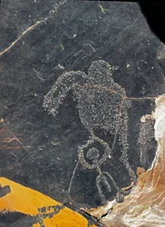 Prehistoria, sztuka naskalna: nagrobna skała postaci ludzkiej. Epoka kamienia 5000-2000 p.n.e. Taghit, Haut plateau du Hoggar (Ahaggar), Algieria