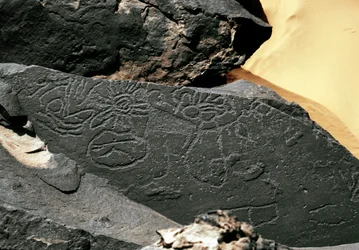 Prehistoria, sztuka naskalna: nagrobna skała form w stylu Tazina. Epoka kamienia 5000-2000 p.n.e. Taghit, Haut plateau du Hoggar (Ahaggar), Algieria