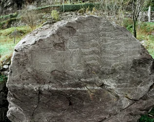 Prehistoria, sztuka naskalna: skała grobowa z przedstawieniami jeleni, bydła i sztyletów, epoka miedzi, okres eneolityczny (chalkolit), skała nr 1, Cemmo (Brescia), Parco archeologico nazionale dei Massi di Cemmo, Włochy