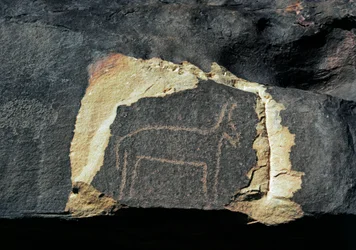Prehistoria, sztuka naskalna: nagrobek przedstawiający antylopę. Epoka kamienia 5000-2000 p.n.e. Taghit, Haut plateau du Hoggar (Ahaggar), Algieria