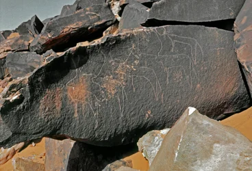 Prehistoria, sztuka naskalna: nagrobek przedstawiający bydło. Styl Tazina. Epoka kamienia 5000-2000 p.n.e. Taghit, Haut plateau du Hoggar (Ahaggar), Algieria
