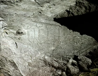 Prehistoria, sztuka naskalna: wyryte w skale przedstawienia dwóch par wołów ciągnących wóz. Epoka miedzi. Eneolit (chalkolit). Skała nr 2. Cemmo (Brescia), Narodowy Park Archeologiczny Głazów w Cemmo, Włochy