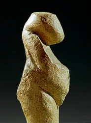Prehistoria: pomnik grawetki z miejscowości Kostenki (obwód woroneski). 30000-25000 pne Górny paleolit, epoka kamienia. Sankt Petersburg, Muzeum Antropologiczne i Etnograficzne im. Piotra Wielkiego, Rosja