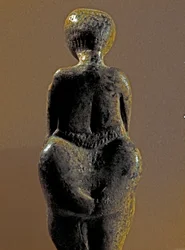 Prehistoria: pomnik grawetki z miejscowości Kostenki (obwód woroneski). 30000-25000 pne Górny paleolit, epoka kamienia. Sankt Petersburg, Muzeum Antropologiczne i Etnograficzne im. Piotra Wielkiego, Rosja