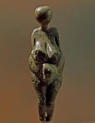 Prehistoria: pomnik grawetki z miejscowości Kostenki (obwód woroneski). 30000-25000 pne Górny paleolit, epoka kamienia. Sankt Petersburg, Muzeum Antropologiczne i Etnograficzne im. Piotra Wielkiego, Rosja
