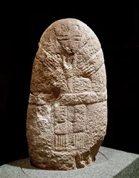 Prehistoria: posąg-menhir. Epoka kamienia, neolit. Saint-Germain-en-Laye, Muzeum Starożytności Narodowych