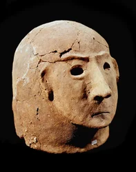 Prehistoria: terakotowa głowa z nekropolii w Cancelli. Cywilizacja apenińska (lub włoska epoka brązu). 1400-1300 p.n.e. Perugia, Narodowe Muzeum Archeologiczne Umbrii
