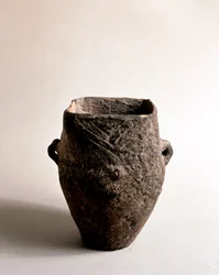 Prehistoria: waza z terakoty z kwadratowym otworem z epoki neolitu z Caverna Delle Arene w Candide (Liguria). Pegli, Muzeum Villa Pallavicini