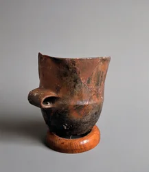 Prehistoria: waza z terakoty z kwadratowym otworem z epoki neolitu z Caverna Della Pollera (Liguria). Pegli, Muzeum Villa Pallavicini