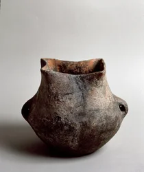 Prehistoria: waza z terakoty z kwadratowym otworem z epoki neolitu z Caverna Delle Arene w Candide (Liguria). Pegli, Muzeum Villa Pallavicini