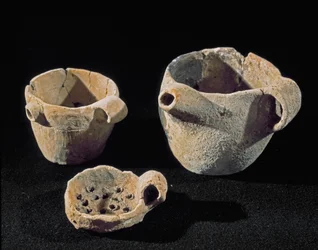 Prehistoria: różne akcesoria zastawy stołowej. Epoka żelaza. Z Umbrii. Perugia, Museo Archeologico Nazionale dell