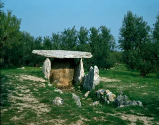Prehistoria: widok na dolmen Chianca z korytarzem wejściowym. Epoka kamienia, neolit. VI-III wiek p.n.e. Bisceglie, Apulia, Włochy