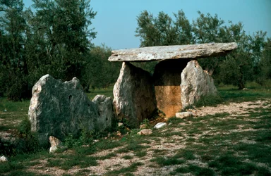 Prehistoria: widok na dolmen Chianca z korytarzem wejściowym. Epoka kamienia, neolit. VI-III wiek p.n.e. Bisceglie, Apulia, Włochy