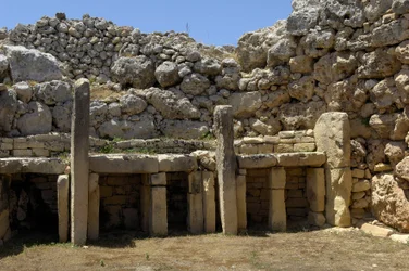 Prehistoria: widok megalitycznej świątyni Ggantija, datowanej na neolit ​​(3500-2600 pne), wyspa Gozo, Malta (zdjęcie)