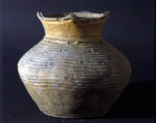 Słój z terakoty z okresu Jomon (okres prehistorii w Japonii). Rzym, Narodowe Muzeum Sztuki Orientalnej.