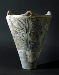 Waza terakotowa z okresu Jōmon (okres prehistorii Japonii). Rzym, Narodowe Muzeum Sztuki Orientalnej.