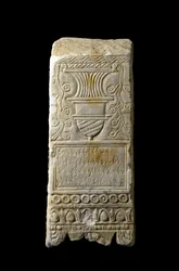 Sztuka punicka (kartagińska): stela wotywna decoree zapachu spalaczy (perfumy do spalacza). Z Cartageny w Hiszpanii. III-II wiek p.n.e. Ciemny. 33x14x11 cm Cartagena, Museo de Cartagena Hiszpania