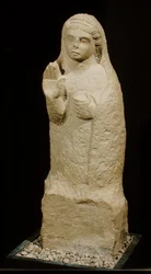Stela nagrobna w formie statuetki, IV-III wpne (wapień)