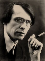 Vladislav Khodassevitch - Portret poety Władysława Chodasewicza (1886-1939), autorstwa Szumowa, Piotra Iwanowicza (1872-1936). Fotograf, koniec lat 20. XX wieku. Prywatna kolekcja