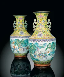 Para cesarskich wazonów z różami (ceramiczne)