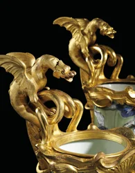 Para dzbanów w stylu Ludwika XV, porcelana 1662-1722, oprawy ok. 1745-49 (porcelana nasadzana na ormolu)