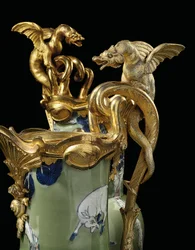 Para dzbanów w stylu Ludwika XV, porcelana 1662-1722, oprawy ok. 1745-49 (porcelana nasadzana na ormolu)