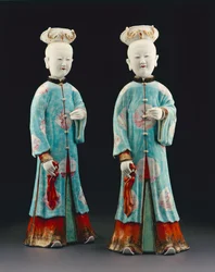Para kobiecych figurek, okres Qianlong, 1736-95 (porcelana)