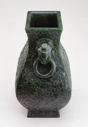 Cesarska waza z brązowej formy Fang Hu, okres Qianlong (1736-96) (nefryt)