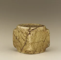 Kwadratowy, pusty cylinder typu tsung (kalcyt)
