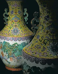 Para cesarskich wazonów z różami (ceramiczne)