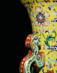 Fragment jednego z pary wazonów z różami cesarskiej rodziny (ceramiczne)