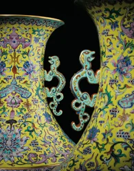 Detal z pary cesarskich wazonów z różami (ceramiczne)