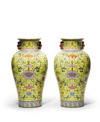 Para żółtych mielonych famille wazonów z różami (ceramiczne)