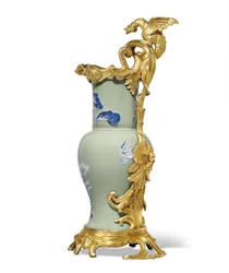 Jeden z pary dzbanów Ludwika XV, porcelana 1662-1722, oprawy ok. 1745-49