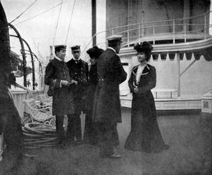 Grupa na królewskim jachcie Victoria and Albert III w Kopenhadze, Szwecja, 1908.