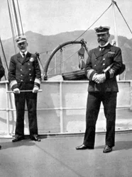 Dowódca Sir Archibald Milne 1855-1938 z kapitanem V Stanleyem, 1908.