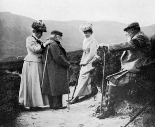 Król Edward VII 1841-1910, Księżniczka Mary, Lady Katherine Coke i Kapitan Welsh, 1908.