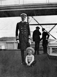 Król Norwegii Haakon VII 1872-1957 z synem Olav 1903-1991, 1908.